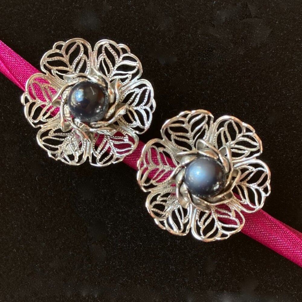 Open-work metal flowers, cat's eye cabochon, clip-on earrings